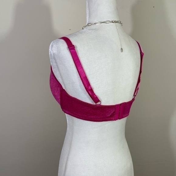 Dreamwear sz 40C bra push-up in a berry color with a slight texture - Picture 3 of 8